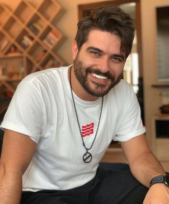 بالفيديو – ناصيف زيتون يبكي عروس شقيقه في يوم زفافها... شاهدوا ما حدث