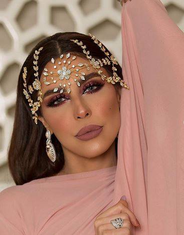 بالصور - ليلى اسكندر باطلالة مختلفة وانتقاد لشكل حاجبيها.. وهذا ما قامت به وأحدث ضجة