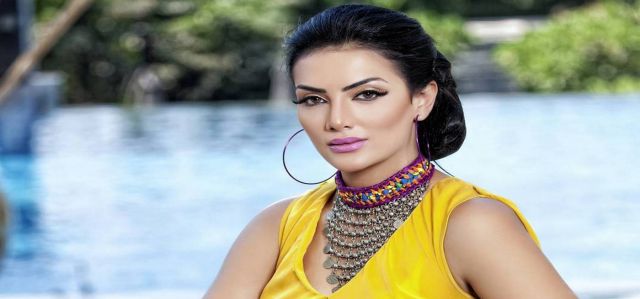 حورية فرغلي تتهم خالد يوسف بإجبارها على خلع ملابسها!