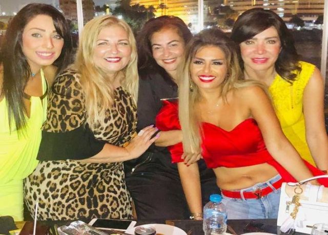 منة مع صديقاتها