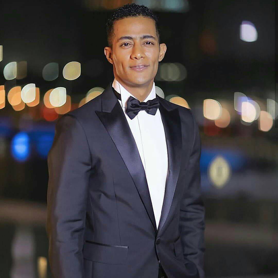 من الفنان الذي قام محمد رمضان بتقبيل رأسه؟