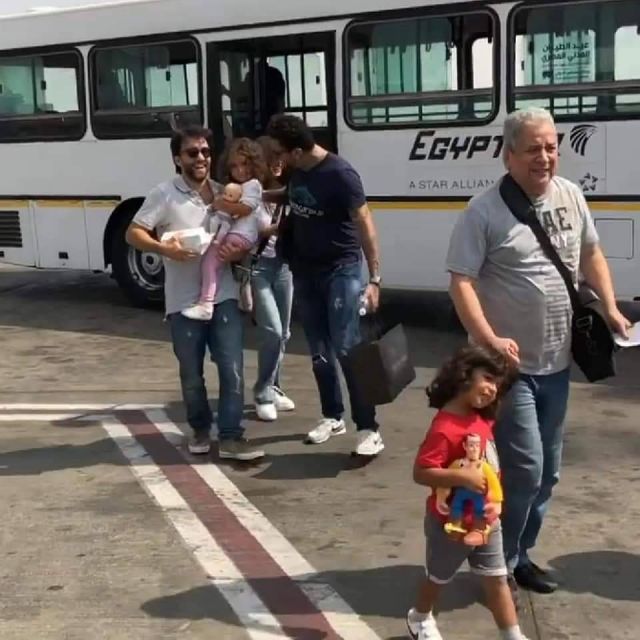 شريف رمزي يحمل طفلته