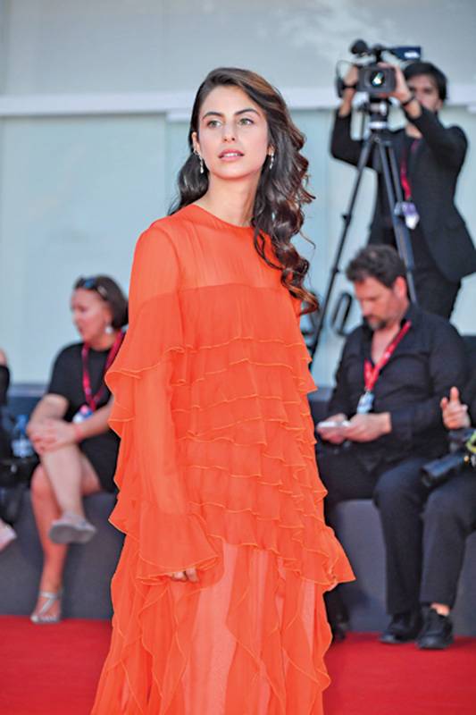 فوتيني بيلوزو بفستان من VALENTINO 