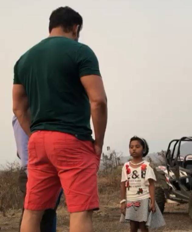 بالفيديو - نجم عالمي شهير يجلد نفسه في الشارع... ما القصة؟