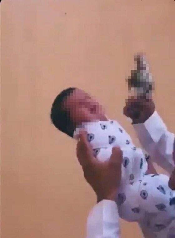 السلطات المعنية في السعودية تصل الى الطفل المعنف بالسلاح