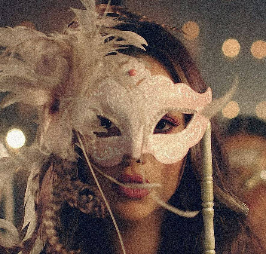 بالفيديو – بلقيس تكشف سر مكياجها المتعب في كليب أغنيتها الجديدة... ماذا حدث؟