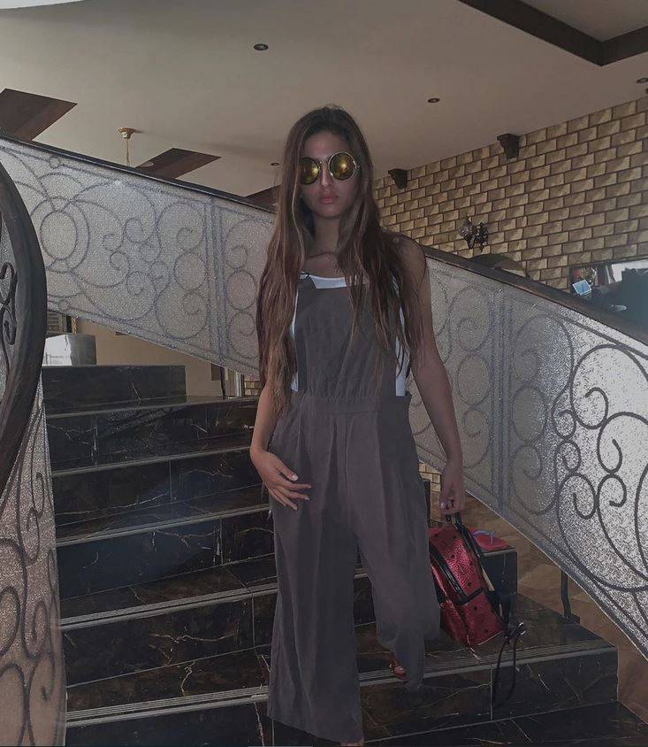 بالصورة – هل ارتدت حلا الترك ملابس للكبار؟ شاهدوا كيف غيّرتها