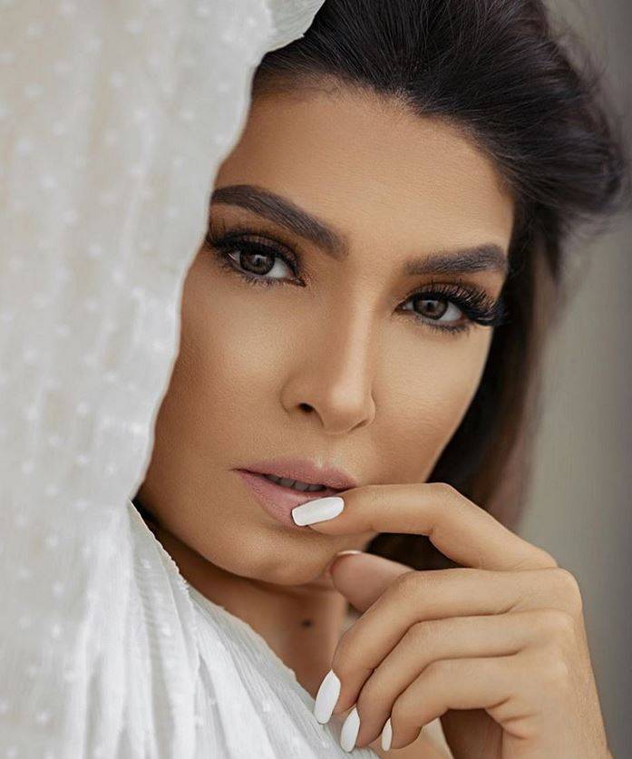 بالصورة - روجينا تتعرض لانتقادات لاذعة بسبب جرأة فستانها في حفل زفاف هنا الزاهد... 