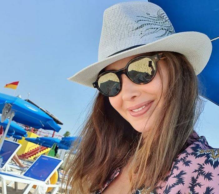 بالصور – نانسي عجرم تأسر القلوب بإطلالة بملابس بحرية... شاهدوا جمالها