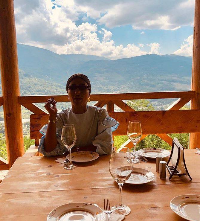 بالفيديو – فنانة عربية تكشف تغير كل معالم وجهها بالتجميل... هذا ما اعترفت به