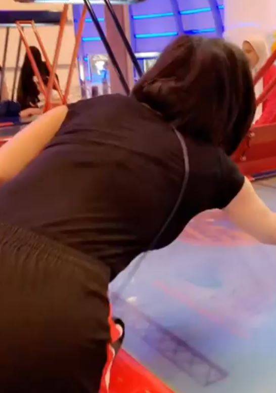 بالفيديو - انتقادات لاذعة لفنانة خليجية ترقص في مكان عام بلباس قصير... شاهدوها