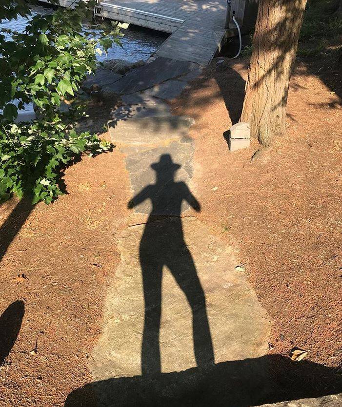 بالصورة - عارضة أزياء عالمية تصدم الجميع بشكلها المخيف... شعر مشعث وملامح بشعة