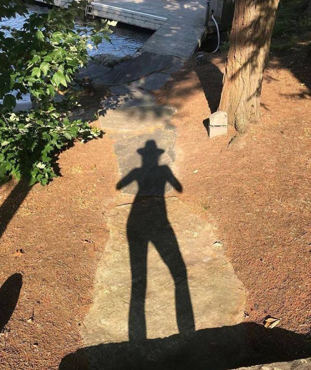 بالصورة - عارضة أزياء عالمية تصدم الجميع بشكلها المخيف... شعر مشعث وملامح بشعة