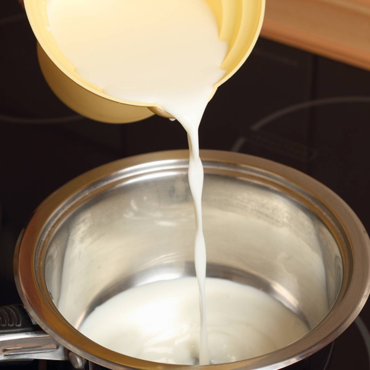 طريقة سهلة لإزالة آثار احتراق الحليب عن وعاء التسخين... وهكذا تتخلصين من الرائحة