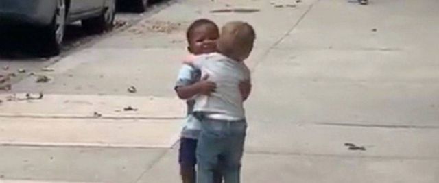 بالفيديو – لقاء بين طفلين أسود وأبيض يشغل العالم... الصداقة تتفوق على العنصرية