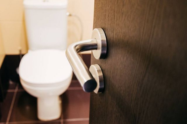 حيلة غريبة وسهلة جداً لحل مشكلة انسداد كرسي المرحاض