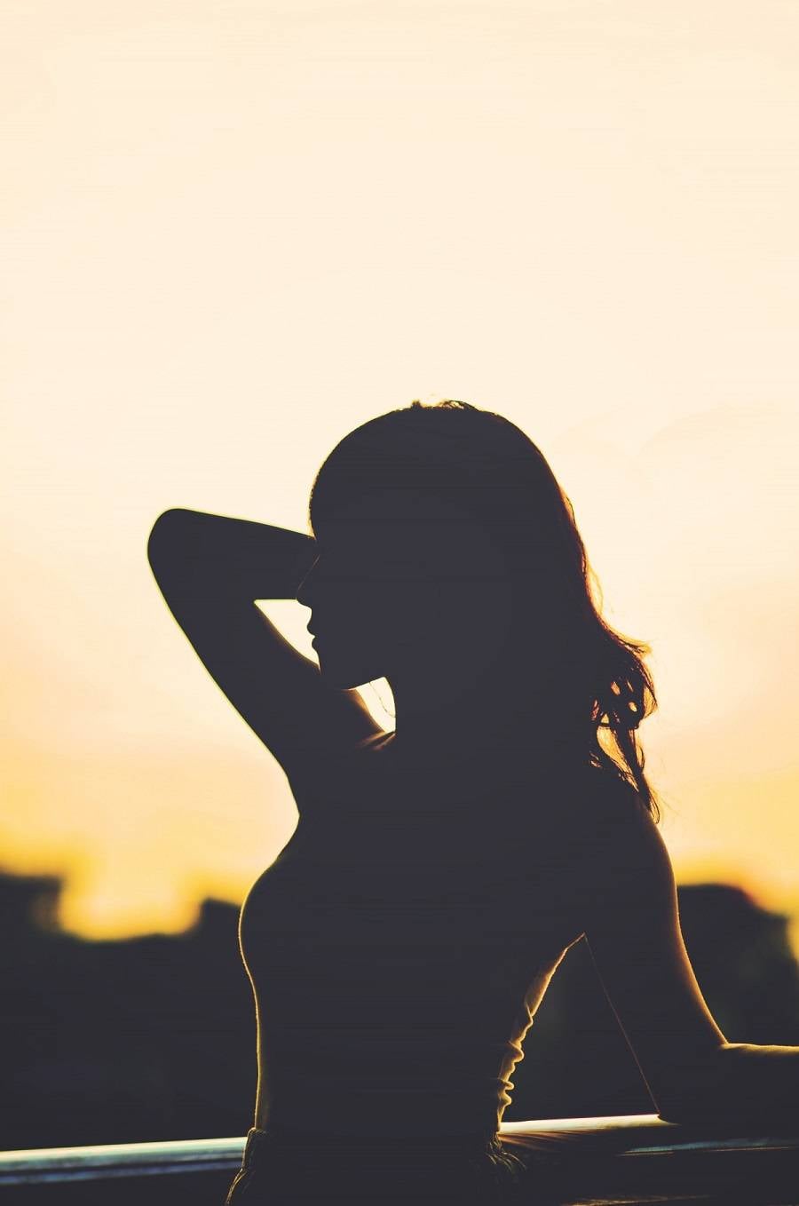 بالفيديو – انتقادات لاذعة لممثلة سورية بسبب جرأة فستانها... ماذا فعلت به أمام الكاميرا؟