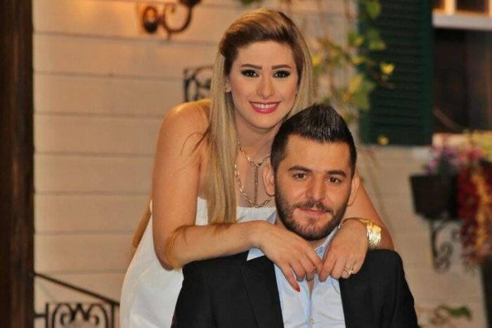 بالفيديو - بعد تصالحهما وإلغاء فكرة الطلاق.. هكذا تدعم إمارات رزق زوجها