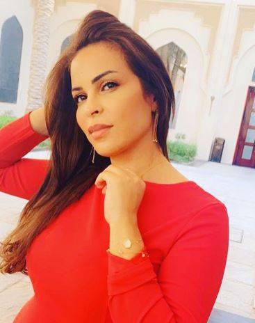 بالصور - والدة حلا الترك تغير شكلها وتصبح نسخة عن نادين نسيب نجيم!