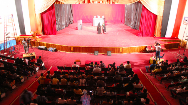 وفاة عميد المسرح في هذا البلد العربي