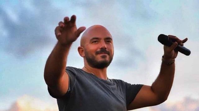 الجمهور يسخر من العسيلي أثناء تأديته تمارين اليوغا!