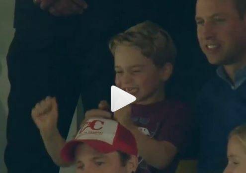 بالفيديو - الأمير جورج يتحمس خلال مباراة كرة قدم ويخطف قلوب الملايين