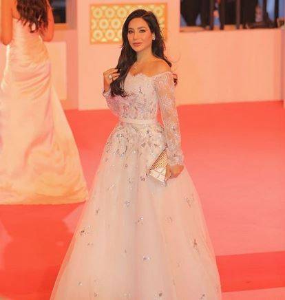 بالفيديو - لجين عمران تحدث ضجة باطلالة كالأميرات.. شاهدي اناقتها