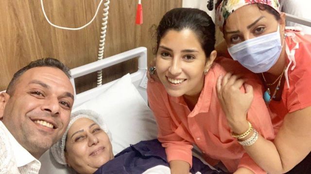 آيتن ووفاء عامر مع والدتهما بالمستشفى