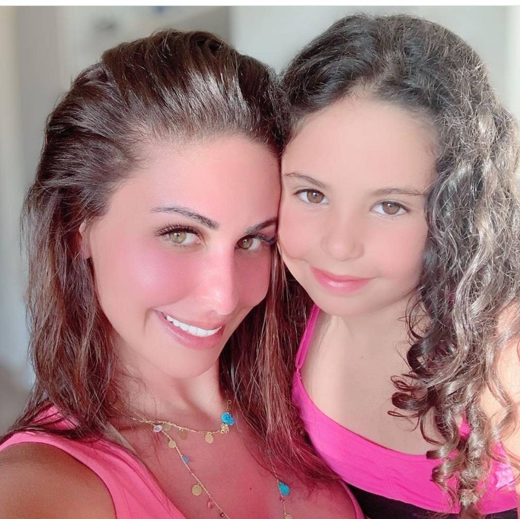 مي سليم تفرج عن ابنتها وتظهر معها في أول لقاء تلفزيوني