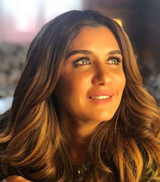 بالفيديو – بعد فستانها الجريء... غادة عادل ترتبك وتتراقص أمام الكاميرات