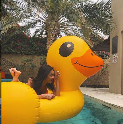 بالصور - إطلالات صيفية جريئة لفنانة سورية تحدث ضجة.. شاهدوها