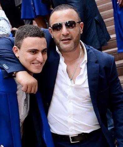 نجل أحمد السقا يكشف بصورة حقيقة إنفصال والديه