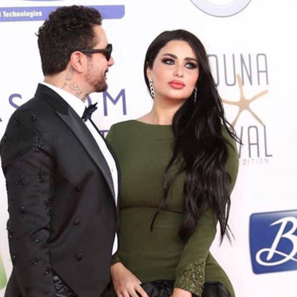 أحمد الفيشاوي يقبل زوجته مجدداً علناً ويتعرض لهجوم