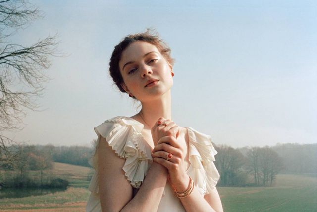 أقراط أذن بيرليه كولور  ذهب وردي، كارنيليان قلادة بيرليه كولور ذهب وردي، كارنيليان خاتم بيرليه كولور بين الأصابع، ذهب وردي، كارنيليان خاتم بيرليه كولور، ذهب وردي، كارنيليان، سوار بيرليه بيرل دور، ذهب وردي  سوار بيرليه سيغنتشر، ذهب وردي