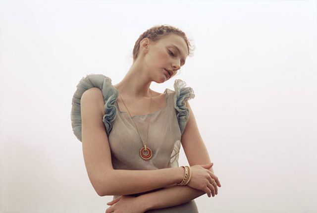 عقد بيرليه كولور الطويل القابل للتحول  ذهب أصفر، مرجان، سوار بيرليه كلوفرز، ذهب أصفر، ماس  سوار بيرليه بيرل دور،  ذهب أصفر  سوار بيرليه بيرل دور،  ذهب أصفر خاتم بيرليه بيرل دور،  ذهب أصفر