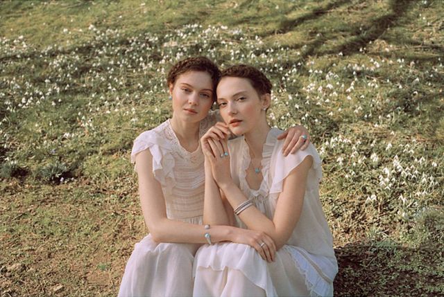 العارضة على الجهة اليسرى: أقراط أذن بيرليه كولور ذهب أبيض وفيروز سوار بيرليه كولور، ذهب أبيض، ماس، فيروز خاتم بيرليه دايمُندز، ذهب أبيض، ماس  خاتم بيرليه كولور  ذهب أبيض وفيروز  العارضة على الجهة اليمنى: أقراط بيرليه دايمٌندز، ذهب أبيض، ماس قلادة بيرليه كولور ، ذهب أبيض و فيروز خاتم بيرليه كولور بين الأصابع، ذهب أبيض، فيروز، ماس سوار بيرليه دايمندز، ثلاثة صفوف، ذهب أبيض، ماس سوار بيرليه بيرل دور،  ذهب أبيض سوار بيرليه دايمُندز، ذهب أبيض، ماس