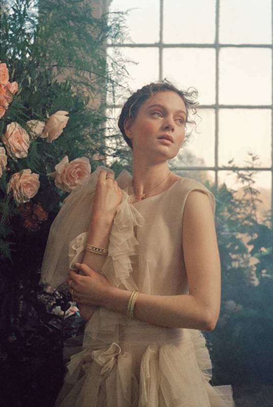 قلادة بيرليه كلوفر ذهب أصفر، ماس اليد اليمنى: سوار بيرليه كلوفرز،   ذهب أصفر، ماس  سوار بيرليه بيرل دور، ذهب أصفر  خاتم بيرليه دايمُندز،  ذهب أصفر، ماس اليد اليسرى: سوار بيرليه دايمندز، ثلاثة صفوف،  ذهب أصفر، ماس سوار بيرليه دايمُندز،  ذهب أصفر، ماس  خاتم بيرليه بيرل دور، ذهب أصفر