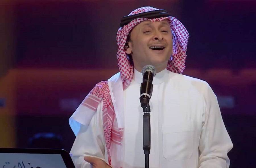 بالفيديو – ابن عبد المجيد عبدالله يحدث ضجة بجمال صوته... شاهدوه