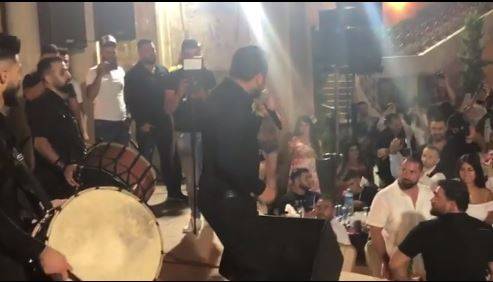 بعد نجاته من الموت بأعجوبة.. فيديو يوثق لحظة سقوط مغني لبناني على المسرح