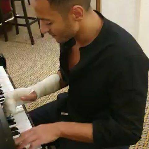 حمادة هلال يعزف