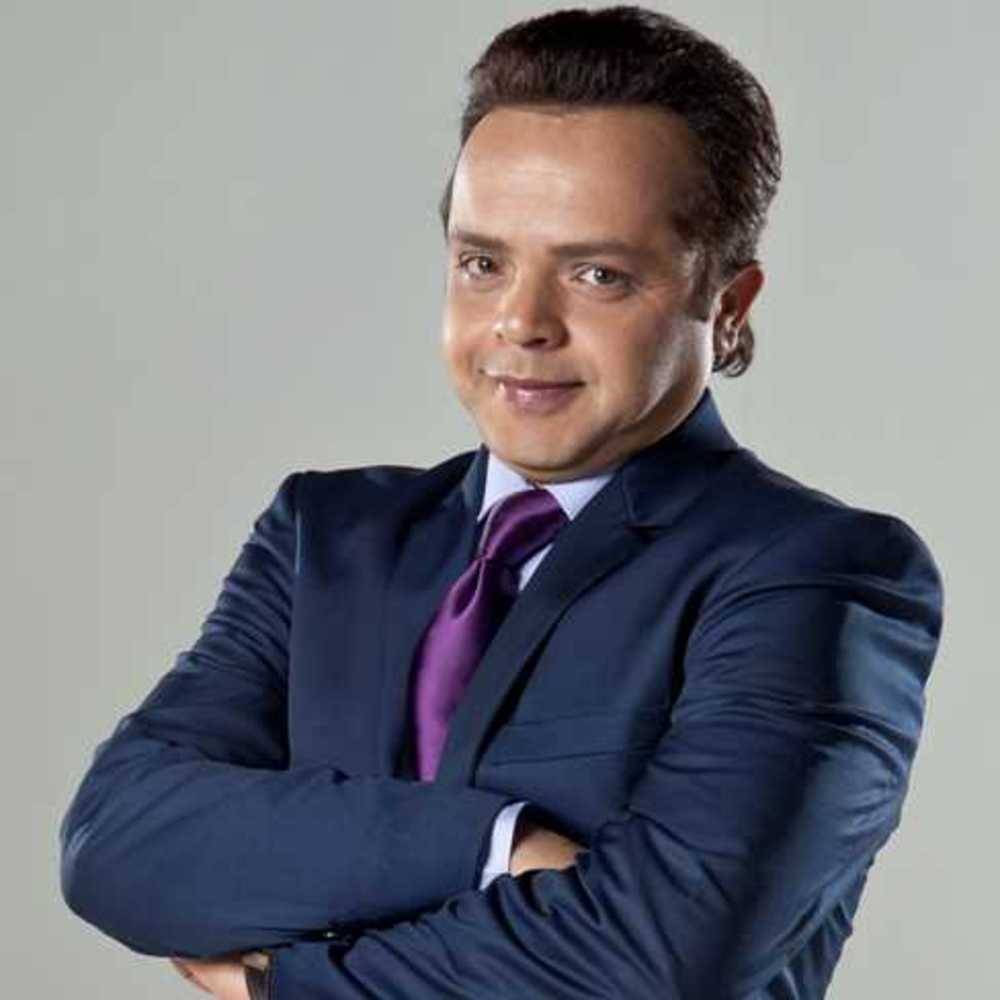 ما حقيقة استعانة محمد هنيدي بشخص آخر للتواصل مع جمهوره؟
