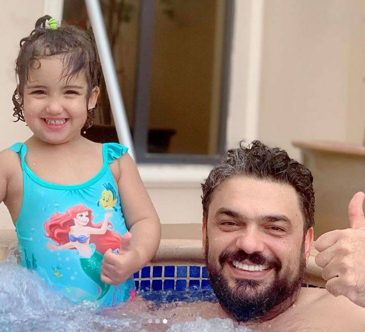 بالصور - دنيا بطمة تحذب الأنظار بإطلالة طبيعية بملابس السباحة مع عائلتها