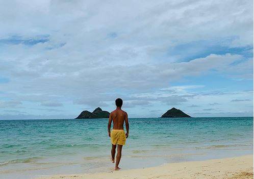 ممثل مصري يتعرض للسخرية بسبب ملابسه الشبابية