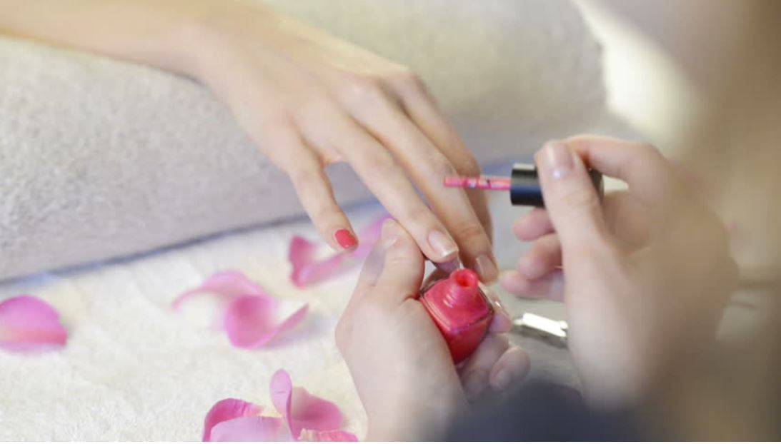 إمسحي أظافرك بهذا المكوّن السائل ليدوم طلاء اظافرك لأطول وقت ممكن