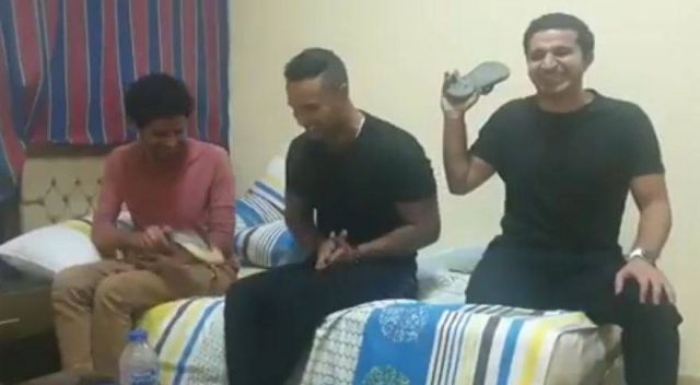 بالفيديو – 3 ممثلين مصريين يمازحون بعضهم بالضرب والأحذية... شاهدوهم