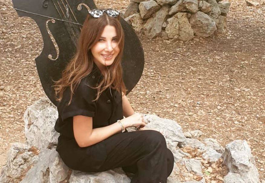 بالصورة – نانسي عجرم تبهر الجميع بلوك أسود... هكذا جمعت الجلد مع القماش الشفاف