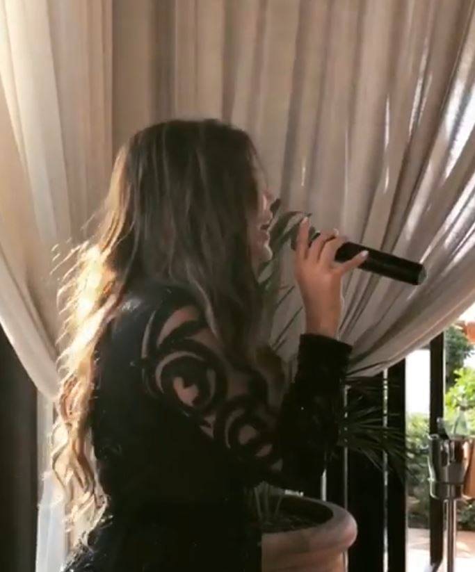 بالفيديو – فنانة لبنانية تفطر القلوب برسالة عاطفية إلى ابنتها البعيدة عنها