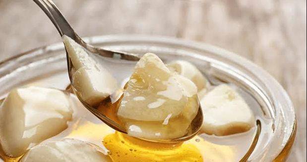 هذا ما يفعله تناول الثوم والعسل في الصباح بأجسامكم... النتيجة مذهلة