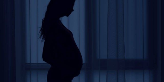 بالصورة - ممثلة شهيرة تصدم الجميع بإظهار حملها بالملابس الضيقة... والمتابعون 