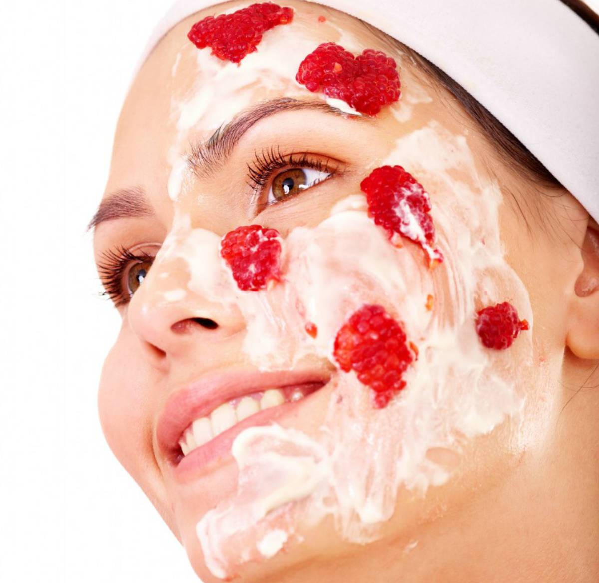 بالليمون والفراولة تختفي كل البقع عن بشرتك... هذا ما عليك فعله